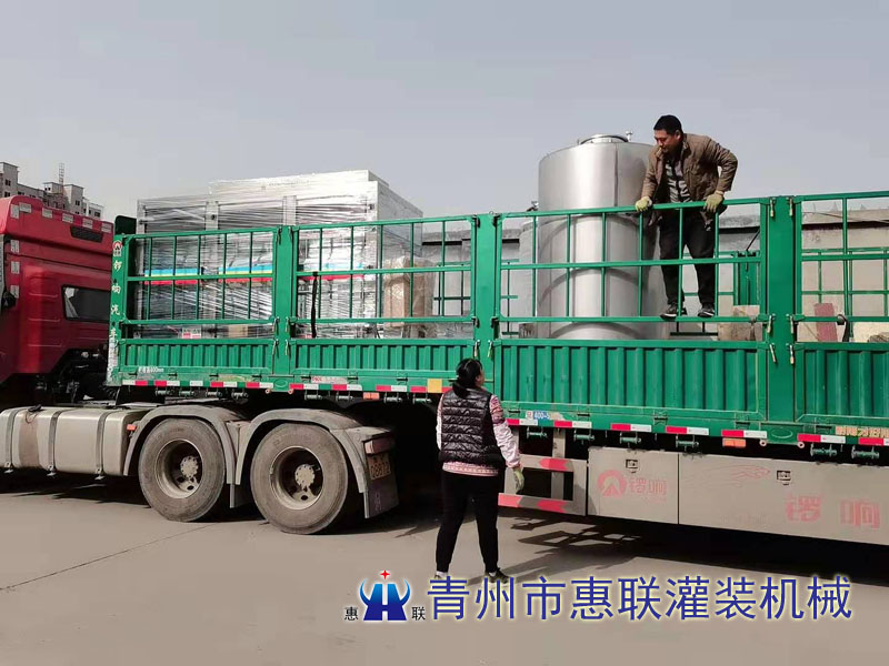 8頭尾氣處理液灌裝機發往上海